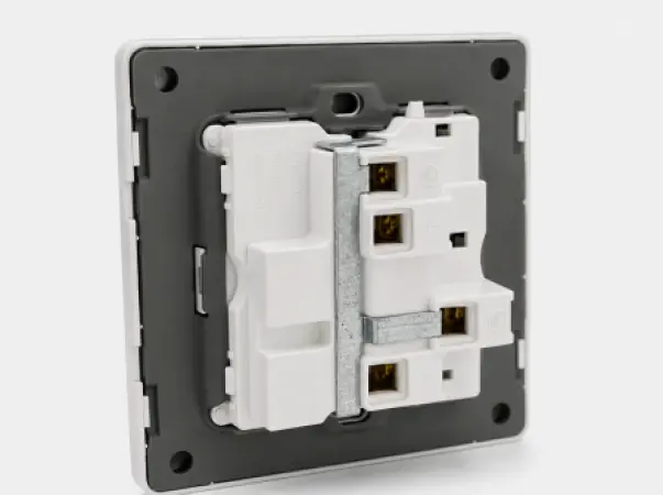 AKT Prise Multifonction avec Interrupteur et Témoin Lumineux – Blanc